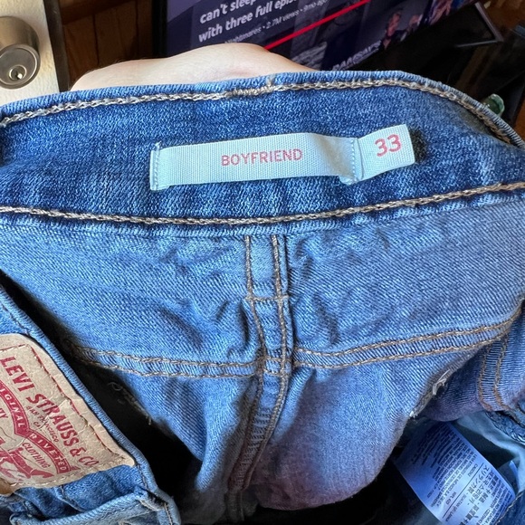 Women’s Levi’s boyfriend jeans with distressed holes. THE ZIPPER IS BROKEN. - Picture 2 of 16